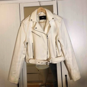  - Jacka från Bik Bok. Använd 1 gång. Den är som ny materiellt förutom att den har få fläckar då den är vit och jag kan inte hantera den färgen. Går att tvätta bort dock:)