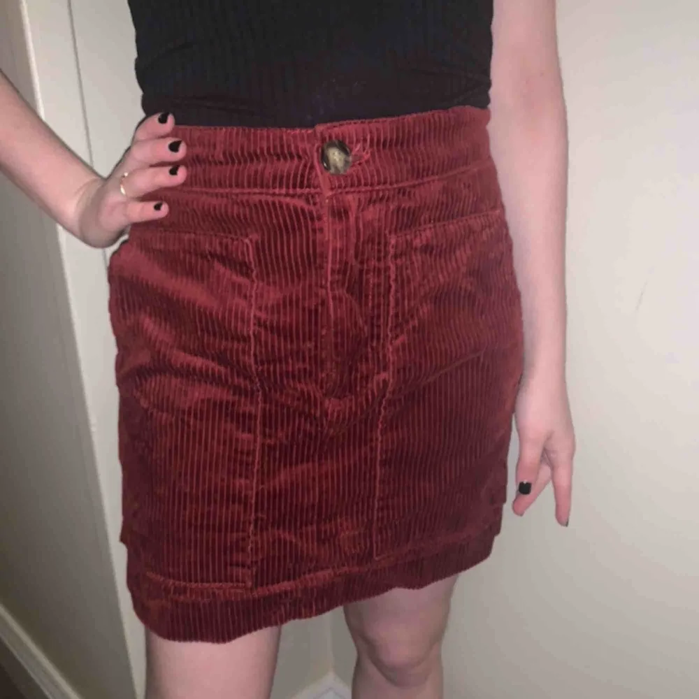 Lovely dark red color, great with tights under or boots. Kjolar.