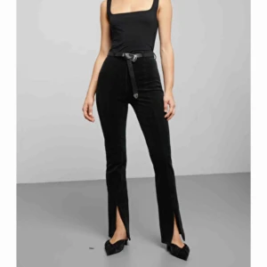  - Svarta manchesterbyxor från Weekday med dragkedja fram, köpta i oanvänt skick här på Plick  men bara använda en gång efter det. Säljs pga fel storlek. Möts i Stockholm eller skickar mot frakt