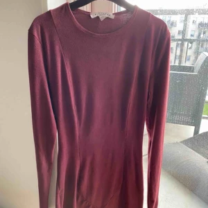  - Mockaimiterad klänning ifrån Nelly. Skickas eller hämtas upp i Sölvesborg. Köparen står för frakten.