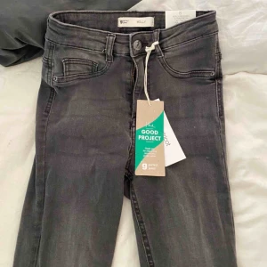  - Ett par Molly highwasted superstretch från Gina tricot. Skickas eller hämtas upp i Sölvesborg. Frakten står köparen för.