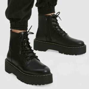  - Kängor i läderimitation med platåsula, helt oanvända! Köptes för 559 kronor. Säljes pga att jag inte hann returnera dom i tid, och är tyvärr lite stora för mig. Frakt tillkommer på 70 kronor 🖤 