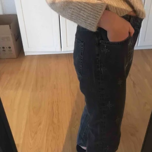  - Jeans med lite glitter detaljer, använt några få gånger. Mycket fint skick! 💕