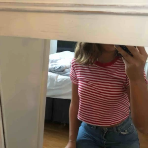  - Randig T-shirt från HM. Bra skick! Köparen står för frakt!🥰