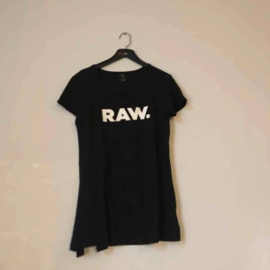  - T-shirt med slits i sidan från g-star. Raw-loggan på bröstet och g-star märket på ryggen. Går att knyta om man vill. Köparen står för frakt:)