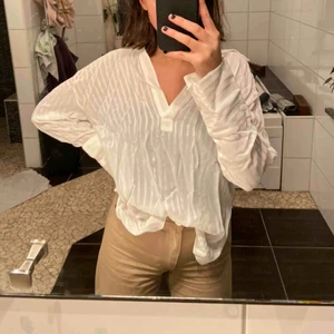  - Denna tröja är lite genomskinlig så jättesnygg med ett linne under eller en bralette 😍 Frakt tillkommer:)