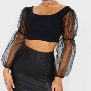  - Helt ny topp från PLT. Ganska liten i storleken och lite kortare i armarna. Strl XS