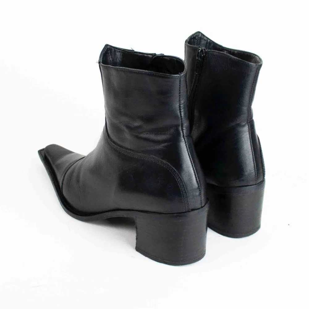 Vintage 90s Y2K leather pointy toe heeled cowboy ankle boots in black Light signs of wear Label: 38 EUR, feels like true to size Free shipping! Read the full description at our website majorunit.com No returns. Skor.