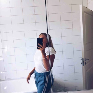  - Blå byxor i bra skick dom har stretchig midja. Korta vid ankeln. Super sköna och snygga.