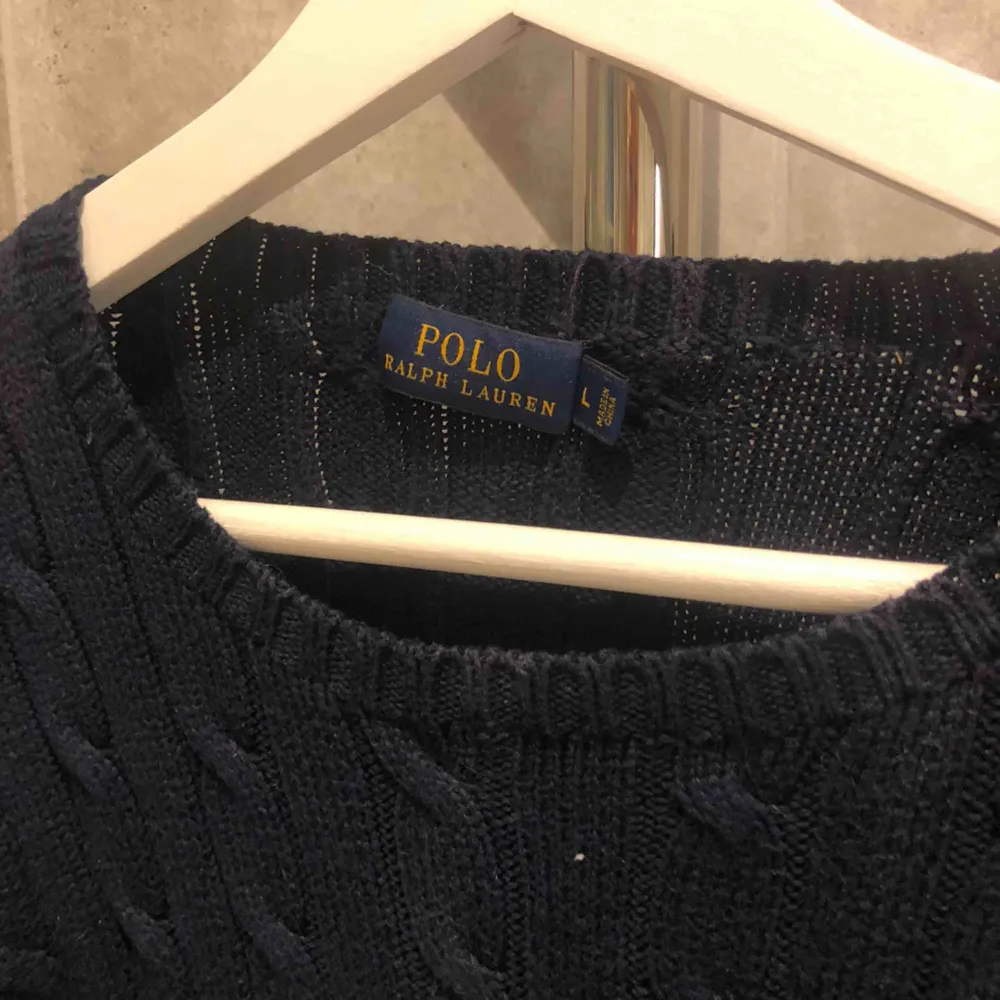 Ralph Lauren marinblå kabelstickad tröja. Möts upp i Sollentuna/stockholm, annars står köparen för frakt. Stickat.