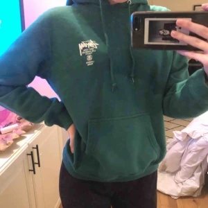  - Stussy hoodie köpt i Toronto för lite mer än 800kr. Är i jättebra skick och använd ett få tal gånger. Möts upp i Gbg eller fraktar där du själv betalar för frakten. Pris går att diskutera, och mer bilder kan fixas! :)