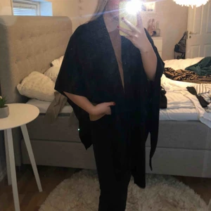  - Halvponcho från Åhléns i svart. Skitsnygg att ha över en skinnjacka tex. Finns även i beige/grå i profilen där det finns bättre bilder. Köpt för 699! 