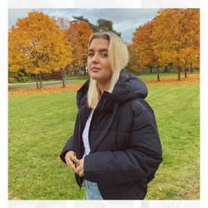  - Puffer jacka med stor luva från ZARA. Strl S men den ska vara oversize BUDGIVNING PÅGÅR AVSLUTAS lördag 18.30