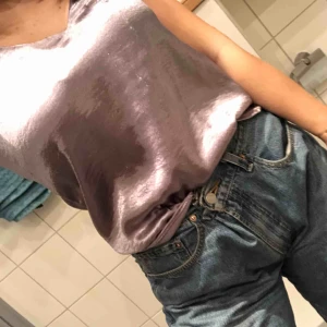  - Snyggt lila linne med satin-liknande material från hm. Jag bjuder på frakten!