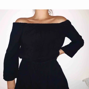  - Svar Playsuit från Thailand. Superskön och väldigt fin! Älskar off shoulder så denna är en av mina favoriter. fina volanger nedtill 