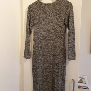  - Vadlång klänning med öppning i ryggen. Använd fåtal gånger. Frakt tillkommer! 
