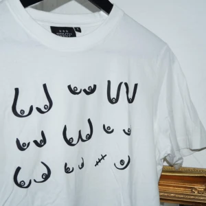  - Vit tshirt med tryck, storlek medium. Fint skick!