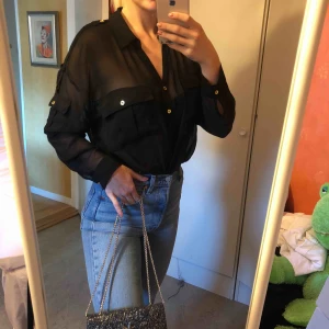  - Perfekt svart skjort/blus med gulddetaljer 🖤 matchar till allt! Fint skick. Passar både till vardag & fest