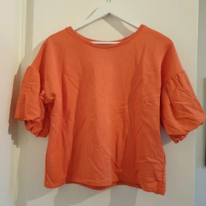  - Tröja med puffiga ärmar från HM. Använd en gång. Frakt tillkommer! 