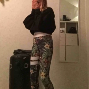  - Stronger byxor som är i jätte bra färg ( det syns inte så bra på bild) som nya förutom ett litet hål i sömmen vid vristen men de märks inte. Skickar mer bilder vid intresse!