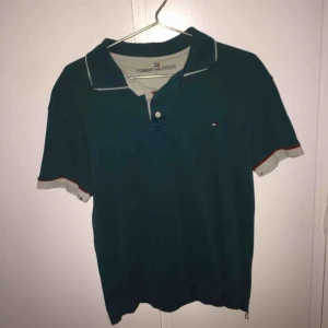  - Tommy hilfiger pike i en turkos grön färg ( nästan smaragd aktig ) super skön och riktigt streetstyle plagg.