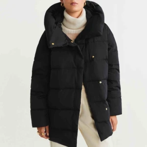  - Säljer min vadderade jacka med stor krage från Mango! Endast använd ett par gånger så den är i väldigt bra skick  Kontakta mig för fler bilder ☺️  Frakt tillkommer   