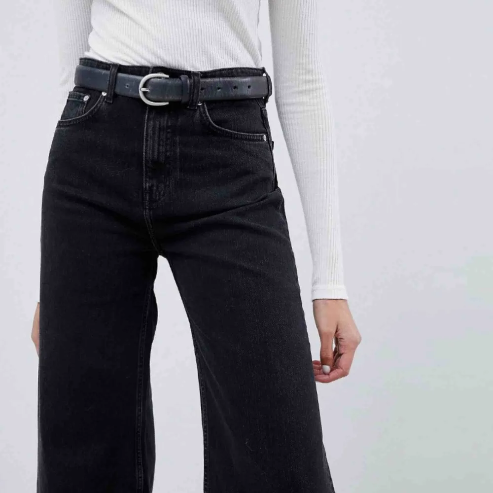WEEKDAY-jeans i modellen Ace tuned black. De är skitsnygga med vida ben! . Jeans & Byxor.