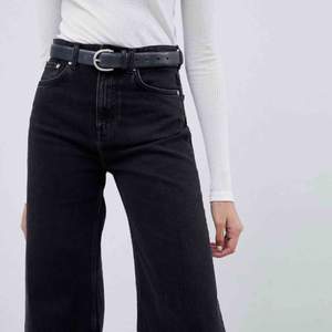 WEEKDAY-jeans i modellen Ace tuned black. De är skitsnygga med vida ben! 