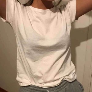  - Vit basic tröja från Jacqueline de Young!! 💜