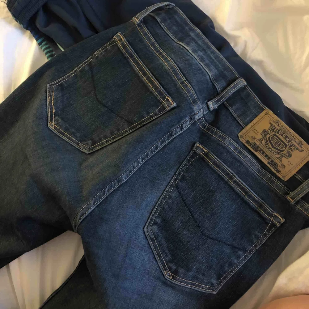 Säljer mina 211 super skinny crocker jeans med fin tvätt. Kommer tyvärr inte till användning av mig så därför jag säljer. Väldigt bra skick och väldigt sköna är dom:) hör gärna av er kring frågor osv💘. Jeans & Byxor.