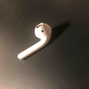  - Säljer min ena airpod, jag tappa bort min ena så jag köpte en ny men de va fel generation! Jag skulle ha 2:generationen men köpte första... så detta är alltså första generationen. De är äkta såklart. Frakten står köparen för🥰 den är helt fungerande