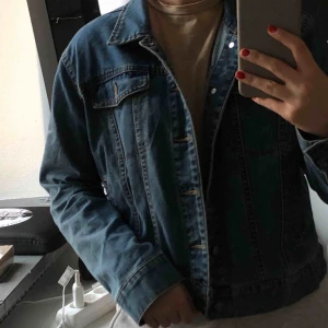  - jeansjacka från nakd i strl 38, har innefickor och är lite oversize, 200kr inkl frakt:)
