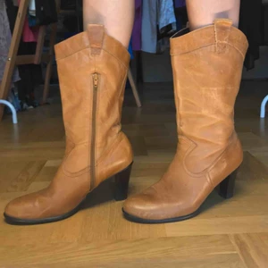  - Snygga 70tals liknande dojjor! I bra skick. 