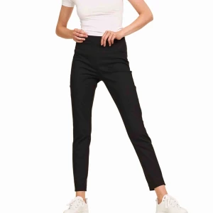  - Svarta Sion pants, använda ett fåtal ggr. Det enda som är att anmärka på är att ena stygnet i nederkant har släppt, lätt att åtgärda men heller inget jag tänkt på. Skickas mot porto 63:- Nypris 1200:-