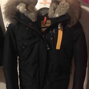 Parajumper Doris  - Säljer min Parajumper i modellen Doris i svart. Storlek på jackan är xs och jackan är i bra skick. Vid frågor kontakta mig!
