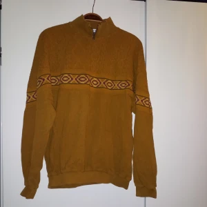  - Jättefin vintagetröja med liten dragkedja i halsen