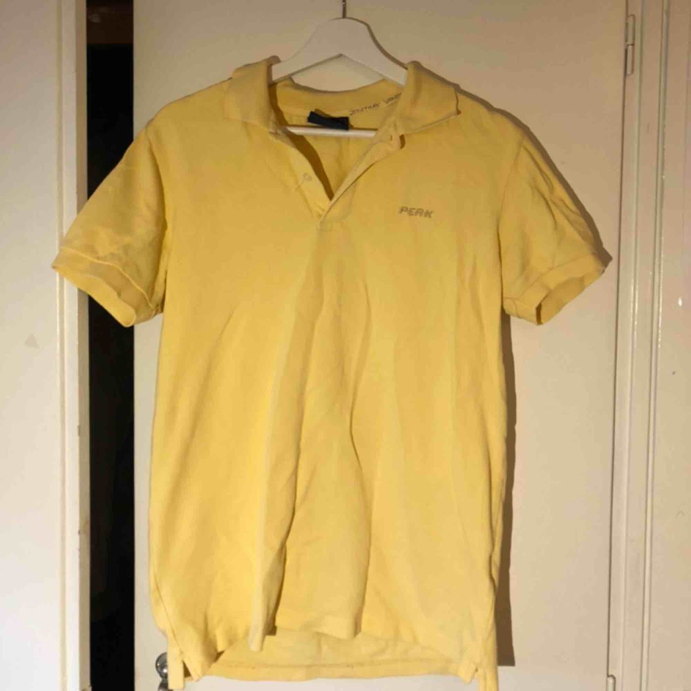 En gul vintage peak performance piké i storlek S! Tycker om denna tröjan mycket men den kommer aldrig till användning. Kan mötas upp i Malmö, annars står köparen för frakt! 😉. Toppar.