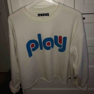  - Lite croppad större "collagetröja" med tryck från stay, köpt på carlings. Använd några gånger men i bra skick.  Passar allt från S-L beroende på hur man vill att den ska sitta. Frakt 50kr, pris kan diskuteras