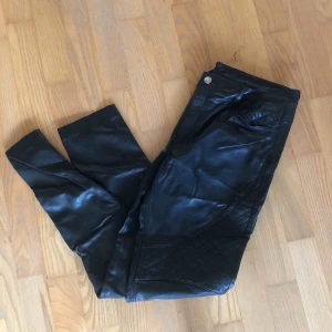  - Skinnbyxor i strl 44, perfekt skick 🖤 knappt använda! Passar någon med L.