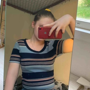  - Söt topp i storlek S från H&M. 20kr + frakt (köparen står för frakten).