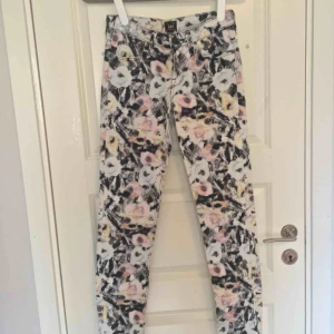  - Coola och charmiga byxor från LEE. Mönstret föreställer abstrakta blommor och byxors har många olika pastell-färger. Jättesnygga, speciellt nu till sommaren.  Betalning sker via swish💕 Kan mötas upp i Uppsala!