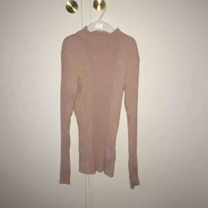  - Ljusrosa ribbad tröja! Väldigt stretchig och lång i modellen. Skickar gärna men då tillkommer fraktkostnad. 