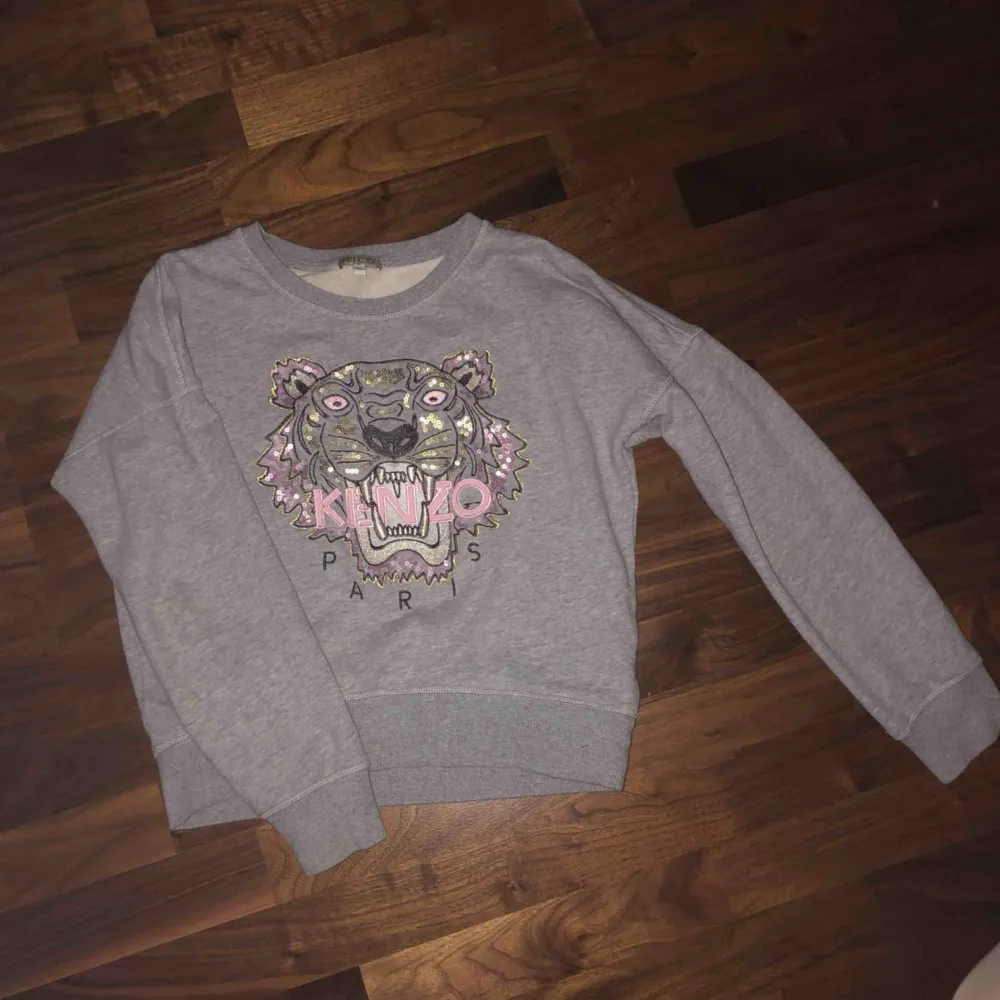 (ÄKTA) kenzo sweatshirt med rosa detaljer, passar XS-S (16a) - kan mötas upp i Stockholm!. Hoodies.