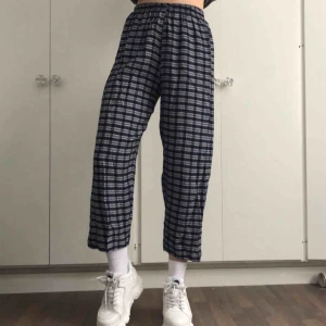 - Rutiga blå-vita byxor köpta på vintagebutik! Storlek S med resår i midjan så passar säkert mindre storlekar och M. För mer info se min profil eller skriv :-)