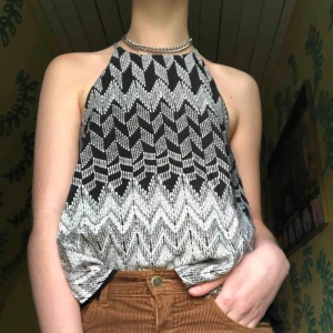  - Sommarvänligt linne i viskos, knapp där bak så man får igenom hövve Möts upp i Göteborg, annars står köparen för frakten xoxo