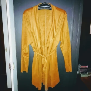  - Tunn jacka i konjaksbrun mockaimitation, svår att få bra på bild... Vid I modellen, som ny! 