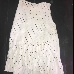  - Snygg midi kjol från hm !! endast använd en gång 🥰🥰
