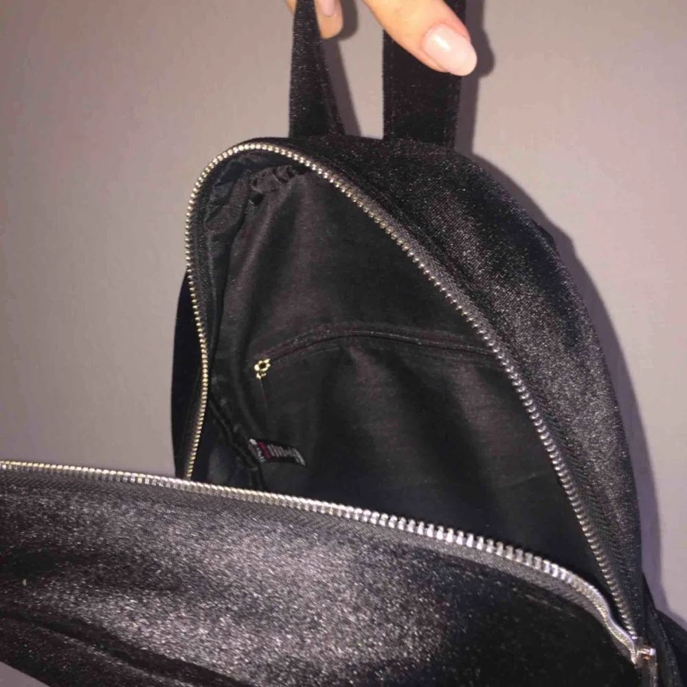 Väska eller ryggsäck i svart sammetliknande material! Använd någon fåtal gång men helt som ny. Köpt från ASOS. Väldigt fin men har inte kommit till användning, möts upp i Stockholm! Skriv om ni har övriga frågor :). Väskor.