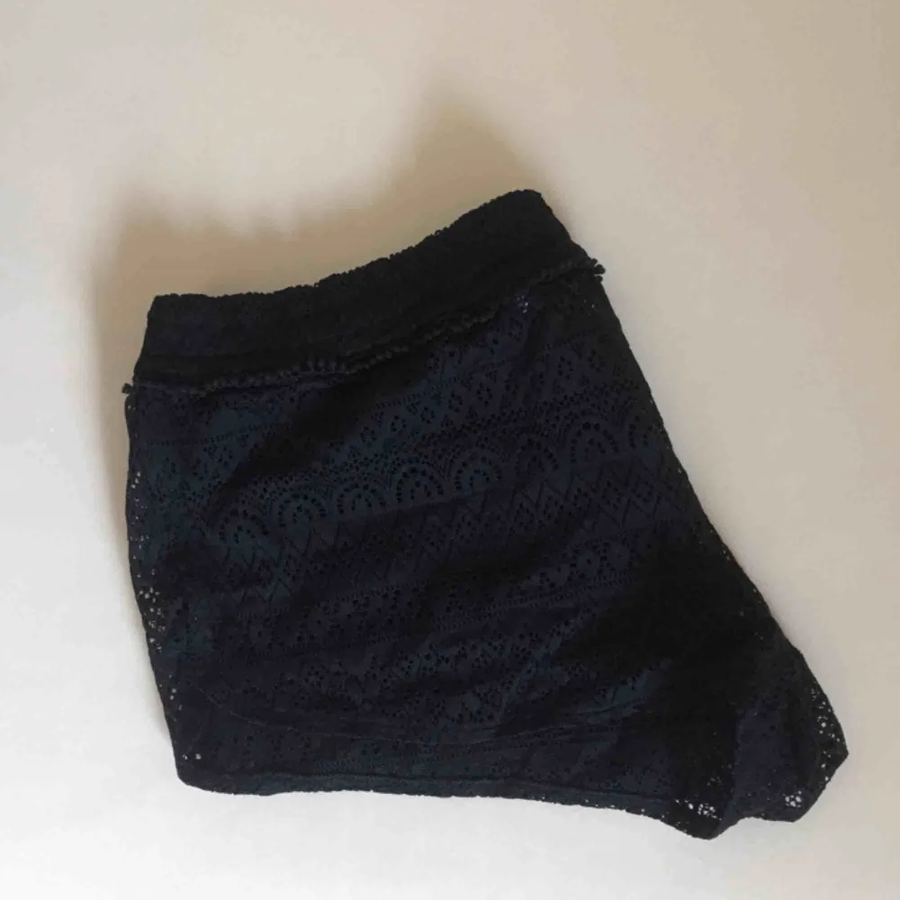 Genomskinliga shorts med snyggt mönster från Victoria’s Secret. Perfekta till stranden! 🤩 Knappt använda!! Har klippt bort lappen men passar strl S/M. 📬 Frakt 42 kr.. Shorts.