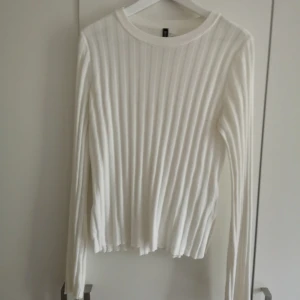  - Snygg oversized vit topp! Passar perfekt till ett par jeans för en avslappnad look! I priset ingår frakt🌻